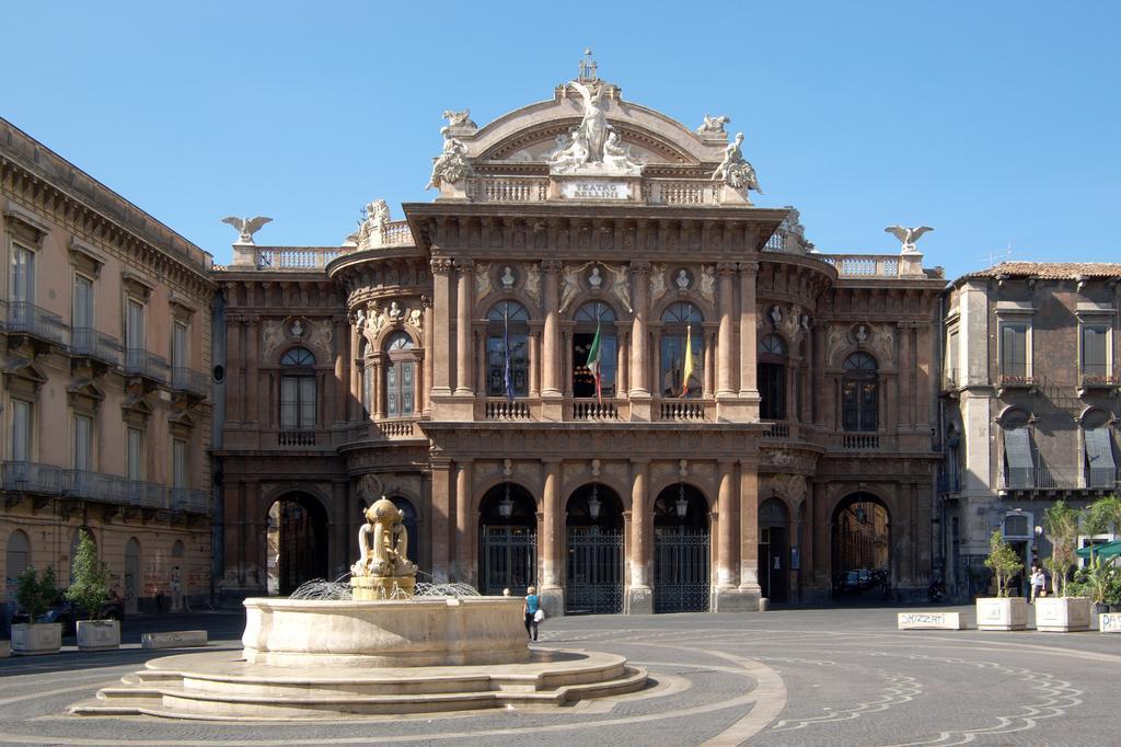 Appartamento Al Teatro Massimo Catania Bagian luar foto